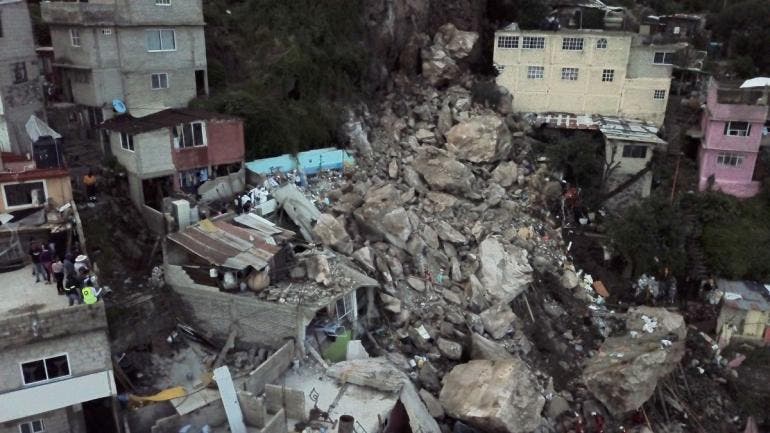 La secretaria de Desarrollo Agrario, Territorial y Urbano, Edna Elena Vega Rangel, explicó que el derrumbe obligó a buscar alternativas seguras para más de 350 familias 