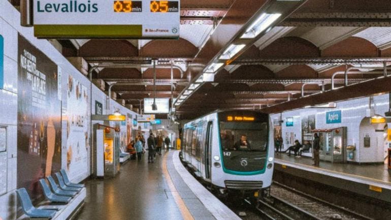 hombre hiere a tres mujeres con un cuchillo en el metro de París
