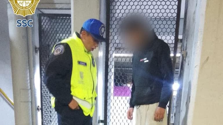 Posteriormente, personal de Seguridad Industrial del Metro brindó atención al joven, quien manifestó tener 21 años de edad y el deseo de atentar contra su vida