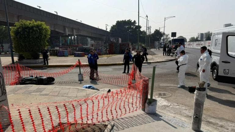 Al sitio acudieron elementos de la Secretaría de Seguridad Ciudadana (SSC), quienes acordonaron la zona y realizaron las labores correspondientes para permitir el trabajo de los servicios periciales.