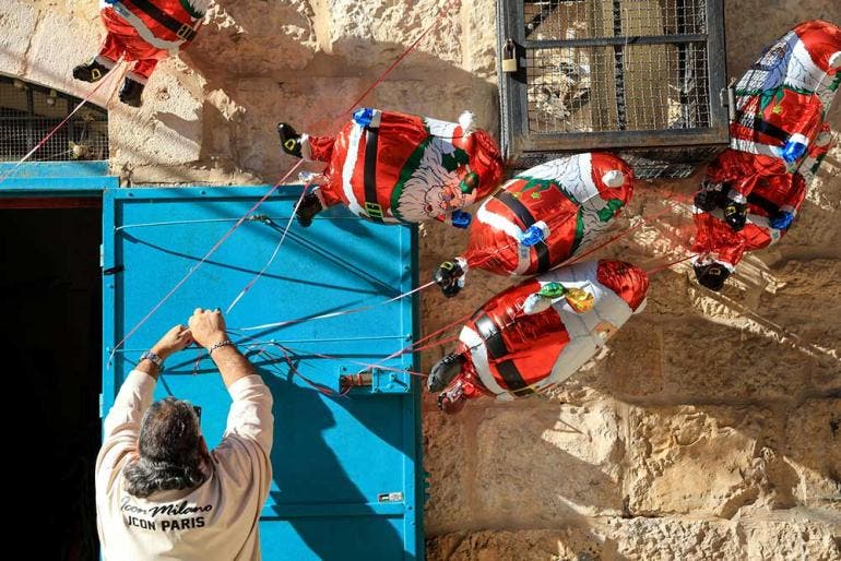 Tras dos años de ausencia, el espíritu navideño retorna a la Basílica de la Natividad (Fotos EFE)