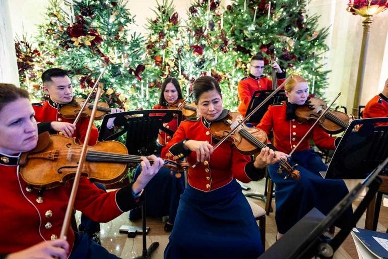 Melania Trump y la Casa Blanca: Decoraciones navideñas con vistas al 250 aniversario de la Independencia (Fotos EFE)