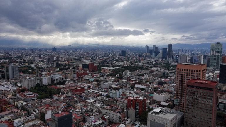 Ante este escenario, la SGIRPC recomendó a la población retirar objetos que puedan caer, evitar transitar cerca de árboles, postes o estructuras inestables, y asegurar techos, láminas y anuncios.