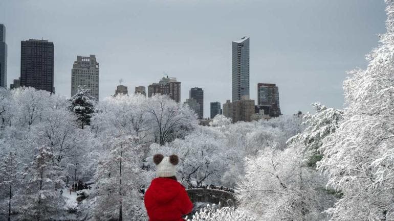 De acuerdo con la agencia, las nevadas comenzarán la tarde del viernes y se extenderán hasta el sábado, con afectaciones previstas en los viajes navideños, especialmente durante las horas de mayor intensidad del fenómeno.