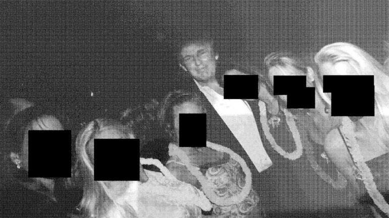 Donald Trump acompañado de varias mujeres