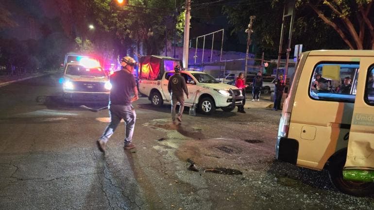 vuelca combi Andres Molina Enriquez Iztacalco.jpg