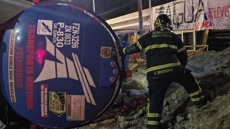 vuelca pipa Estadio Azteca.jpg