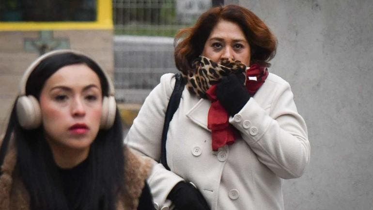 Ante este panorama, la SGIRPC recomendó a la población abrigarse adecuadamente, usar ropa en varias capas, cubrir boca y nariz para evitar aspirar aire frío.