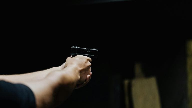 Durante la inspección, los policías aseguraron una arma de fuego corta, tres cartuchos útiles y una mochila tipo cangurera negra.