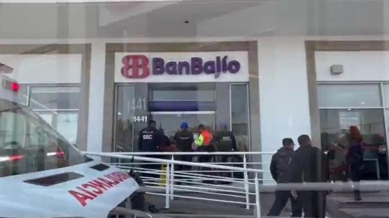 En el sitio, el gerente del banco informó a los uniformados que uno de los sujetos entregó una nota intimidatoria a una cajera, exigiendo dinero en efectivo