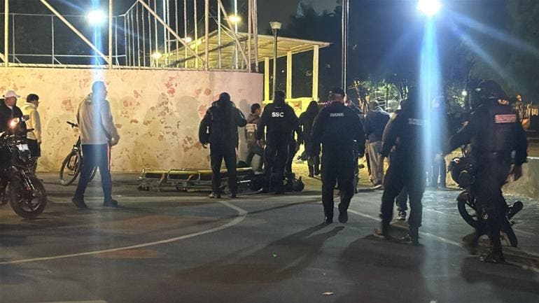 El uniformado inició una persecución y durante el intercambio de disparos, tanto él como uno de los implicados cayeron al suelo, mientras que un segundo sospechoso logró darse a la fuga.