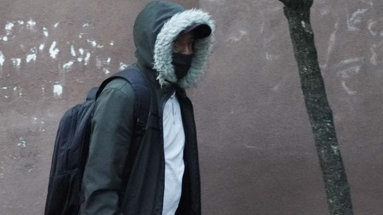 Las autoridades recomendaron a la población usar al menos tres capas de ropa, preferentemente de algodón o lana