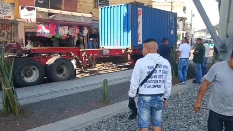 La zona fue acordonada mientras personal pericial realizaba las diligencias necesarias y el levantamiento del cuerpo,