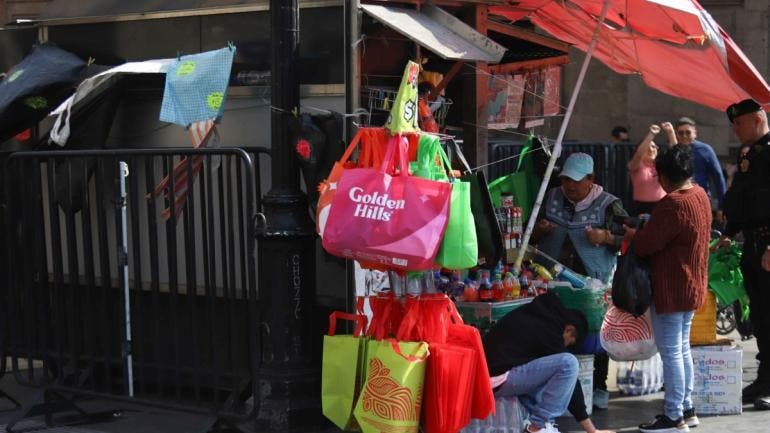 Por su parte, el secretario de Gobierno, César Cravioto Romero, precisó que el reordenamiento no significa la desaparición total del comercio en vía pública.