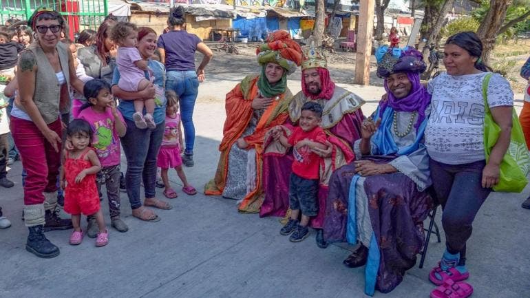 El campamento ha sido observado de manera recurrente por autoridades capitalinas, quienes en distintas ocasiones han invitado a las personas migrantes a trasladarse a albergues