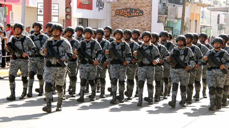 Personal de la Guardia Nacional realiza labores de vigilancia este martes, en Tapachula