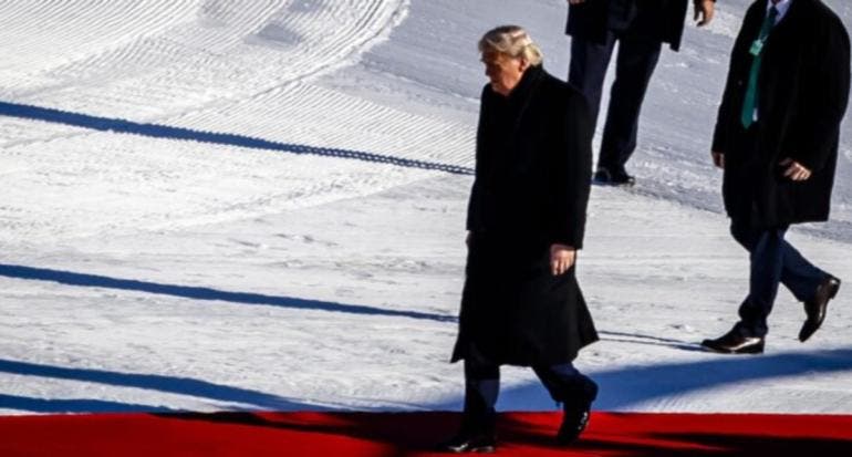 llega Trump Davos.jpg