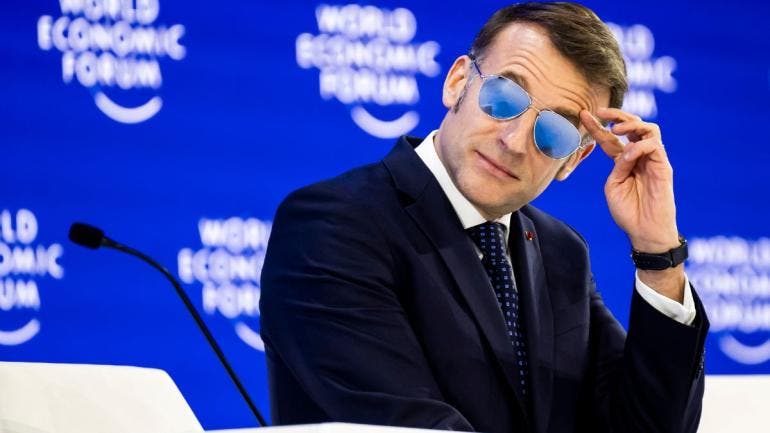 Las gafas de Macron en Davos: Un accesorio que generó debates sobre privacidad y estilo en la política