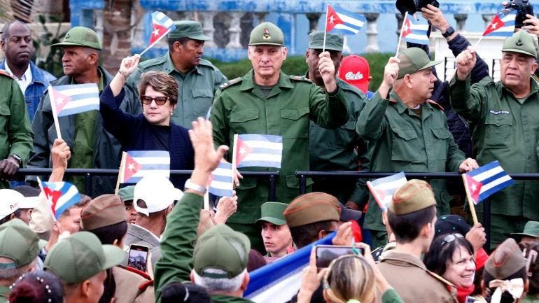 Miguel Diaz-Canel (c), participa en una marcha frente a la Embajada de Estados Unidos este viernes, en La Habana 