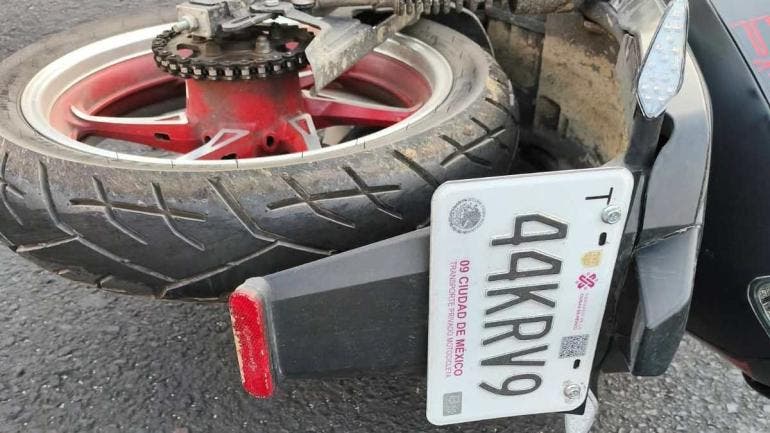 En el lugar, los policías también ubicaron sobre la avenida América una pipa de transporte de agua, de servicio particular, conducida por un hombre de 24 años de edad.