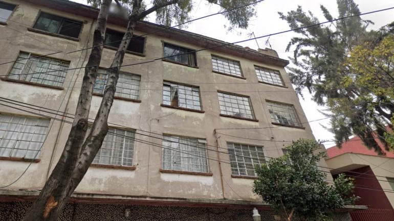 De acuerdo con los primeros reportes, la mujer se encontraba en situación vulnerable y contaba con permiso de los habitantes del inmueble para pernoctar en la azotea. 