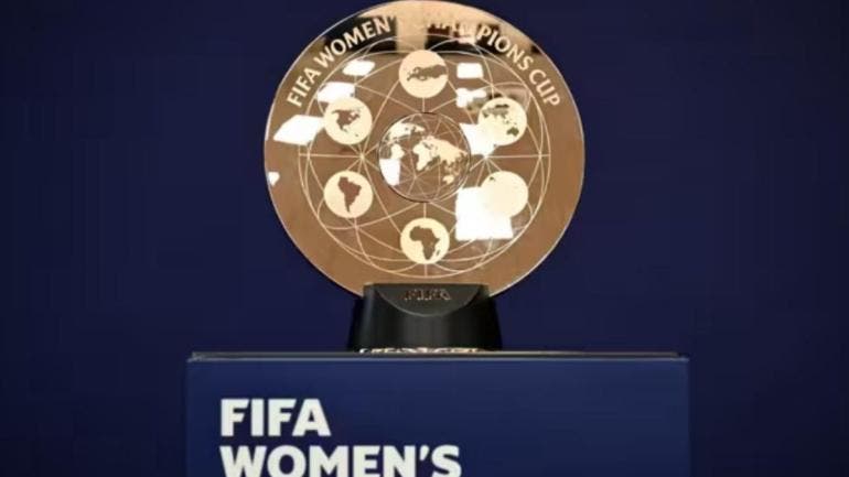 Presenta FIFA trofeo de la primera Copa de Campeones Femenina