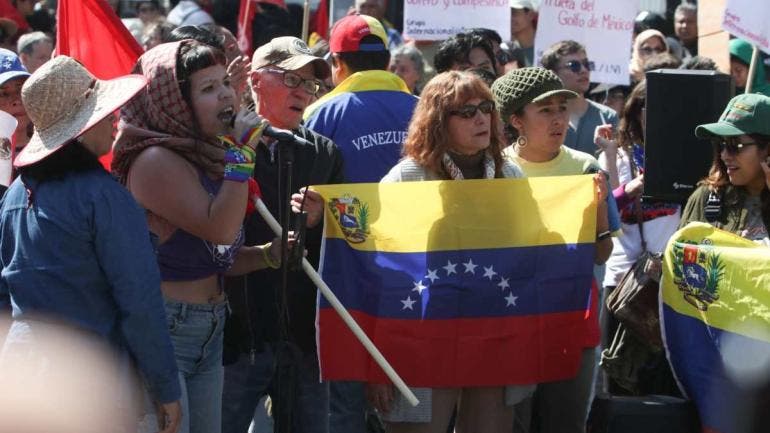 Con carteles y consignas, los manifestantes repudiaron lo que calificaron como una agresión directa contra la soberanía venezolana