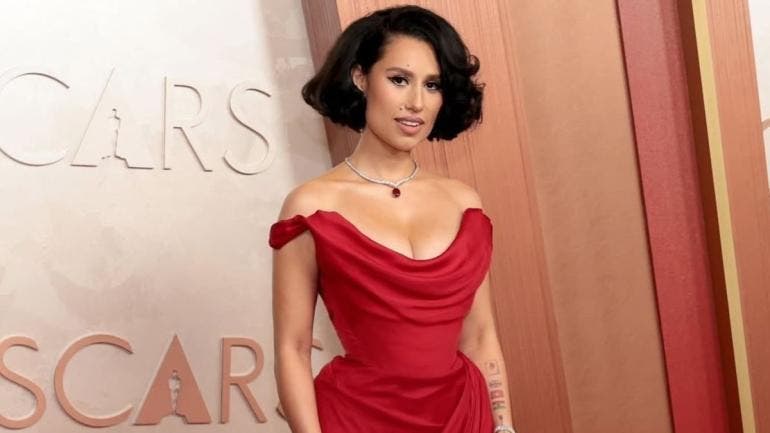 RAYE nos regala This Music May Contain Hope: Un abrazo musical para el alma que llega el 27 de marzo (y ya lo necesitábamos)