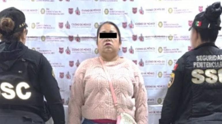 Los hechos ocurrieron cuando las policías realizaban labores de revisión a las personas que acudían a visitar a internos en el centro penitenciario localizado en la colonia Lomas de San Lorenzo Tezonco.