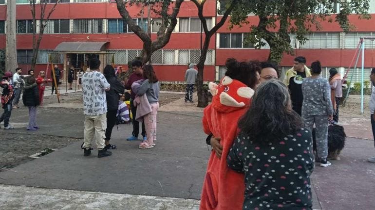 Sismo fuerte sorprende a México 