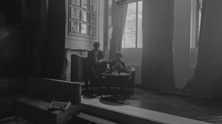 TABURETE EL PERRO QUE FUMA