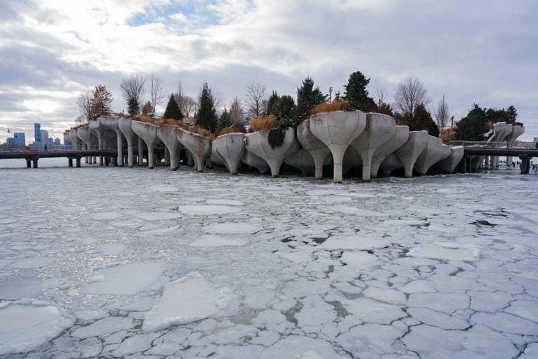 La ciudad de Nueva York se encuentra prácticamente congelada debido a la tormenta invernal que azota a Estados Unidos (Fotos EFE)