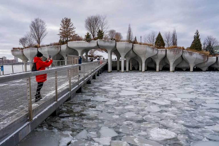 La ciudad de Nueva York se encuentra prácticamente congelada debido a la tormenta invernal que azota a Estados Unidos (Fotos EFE)