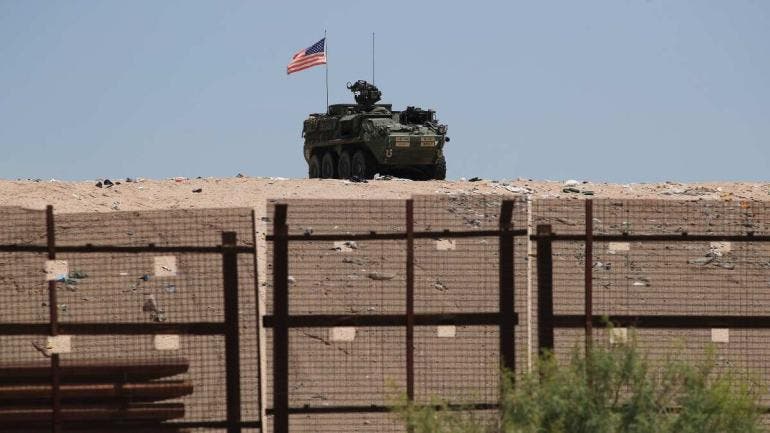 Vehículo blindado con la bandera de Estados Unidos, en la frontera de Ciudad Juárez