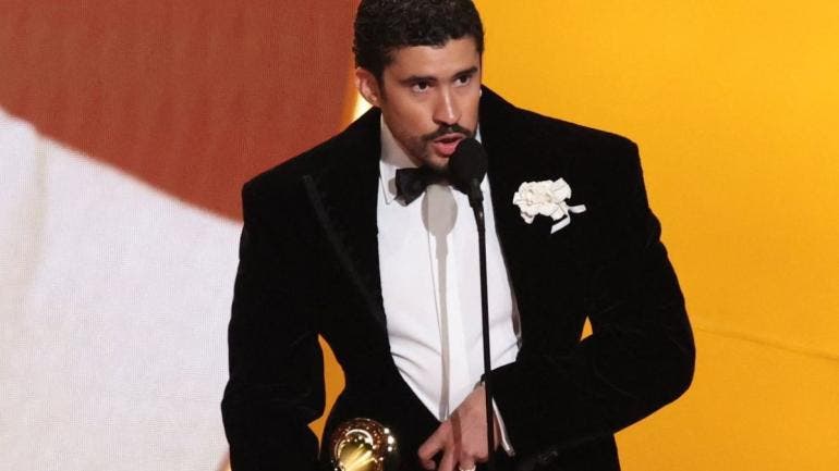Bad Bunny gana el Grammy a Álbum del Año con ‘DeBÍ TiRAR MáS FOToS’ y marca un hito en la música
