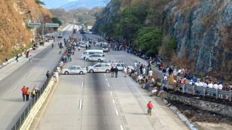 bloquean pobladores Autopista del Sol.jpg