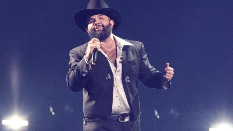 Carín León triunfa en los Grammy