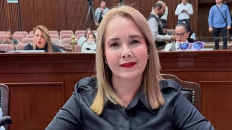 recibe alta medica Elizabeth Montoya.jpg