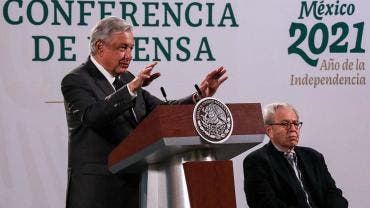 Andrés Manuel López Obrador y Jorge Alcocer (EFE)