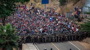 Guatemala detiene y reprende con violencia a caravana migrante hondureña
