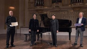 (De izq a der) El director académico de Mozarteum, Ulrich Leisinger; el director artístico del festival musical la Semana de Mozart, Rolando Villazón; el pianista Seong-Jin Cho; y el presidente de Mozarteum, Johannes Honsig-Erlenburg (EFE)