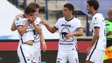 Jugadores de Pumas felicitan a Carlos Gutiérrez en la goleada sobre Mazatlán