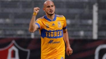 Carlos González celebra su gol en la victoria de Tigres sobre Atlas