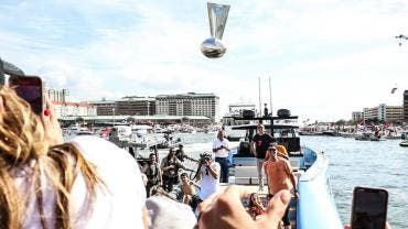Buccaneers celebran su título con desfile en botes y sin mascarillas