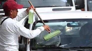 De despachador de gasolina a limpia parabrisas, Rodrigo es una víctima del desempleo (EFE)