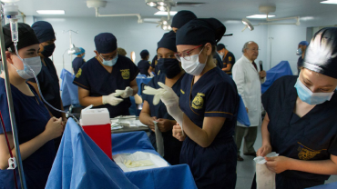 Estudiantes de medicina reanudan clases presenciales