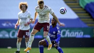 Arsenal derrota a Leicester City con un inspirado Martin Odegaard