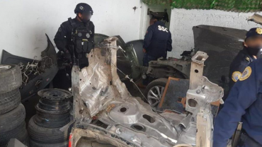 Aseguran ocho vehículos con reporte de robo en una bodega en Iztacalco
