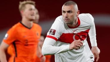 Turquía somete a Holanda con triplete de Burak Yilmaz