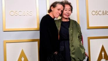 Frances McDormand, ganadora del Oscar como mejor actriz por su actuación en 'Nomadland', con Youn Yuh-jung, ganadora del Oscar como mejor actriz de reparto por su actuación en 'Minari'.